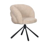 Een beige, met stof beklede fauteuil met een ronde rugleuning en zitting. Het heeft een modern design en staat op een zwarte, vierpotige, hoekige metalen basis.