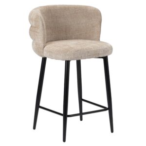 Een beige gestoffeerde barkruk met een gebogen, gewatteerde rugleuning en zitting. Het heeft vier slanke zwarte metalen poten met twee steunbalken die ze verbinden. De stof heeft een getextureerde, geweven uitstraling, wat een moderne touch aan het ontwerp toevoegt.