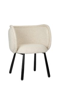 Een moderne, wit beklede stoel met een gebogen rugleuning en vier zwarte poten, geplaatst tegen een effen witte achtergrond.