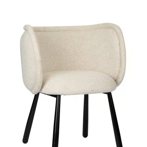 Een moderne, wit beklede stoel met een gebogen rugleuning en vier zwarte poten, geplaatst tegen een effen witte achtergrond.