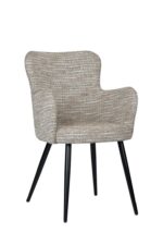 Een beige gestoffeerde stoel met een structuurstof, met een ronde rugleuning en armleuningen. Hij staat op vier slanke zwarte metalen poten, die contrasteren met de lichte stof. De stoel heeft een modern, minimalistisch design.