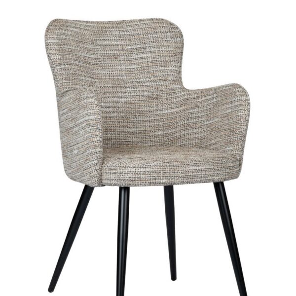 Een beige gestoffeerde stoel met een structuurstof, met een ronde rugleuning en armleuningen. Hij staat op vier slanke zwarte metalen poten, die contrasteren met de lichte stof. De stoel heeft een modern, minimalistisch design.