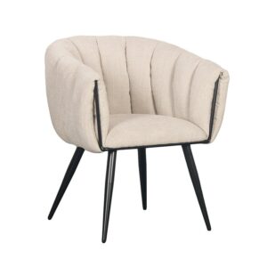 Een crèmekleurige, tonvormige stoel met een gewatteerd stoffen design en strakke zwarte poten. De stoel heeft een moderne, minimalistische look, geschikt voor hedendaagse interieurs.
