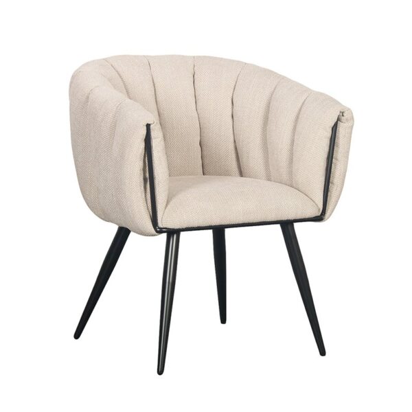 Een crèmekleurige, tonvormige stoel met een gewatteerd stoffen design en strakke zwarte poten. De stoel heeft een moderne, minimalistische look, geschikt voor hedendaagse interieurs.