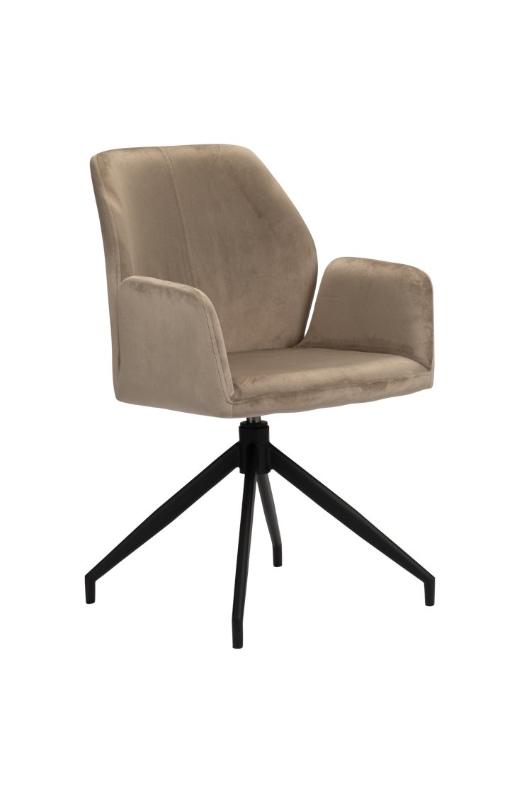 Een beige gestoffeerde stoel met armleuningen en een modern design. Het heeft een zachte, gewatteerde zitting en een licht gekantelde rugleuning. De stoel staat op een zwarte metalen draaivoet met vier poten, wat hem een eigentijdse uitstraling geeft.