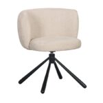 Beige, minimalistische stoel met een ronde, gewatteerde rugleuning en zitting, ondersteund door vier zwarte metalen poten die een stervormige basis vormen. De stof heeft een gestructureerde uitstraling en het ontwerp is modern en strak.