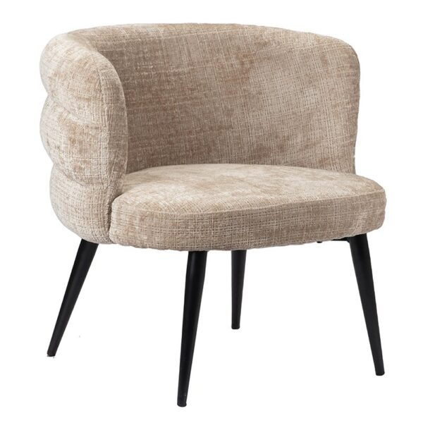 Een beige gestoffeerde accentstoel met een textuurstof afwerking. Het heeft een gebogen rug en zwarte taps toelopende poten, wat een modern en comfortabel zitontwerp biedt.