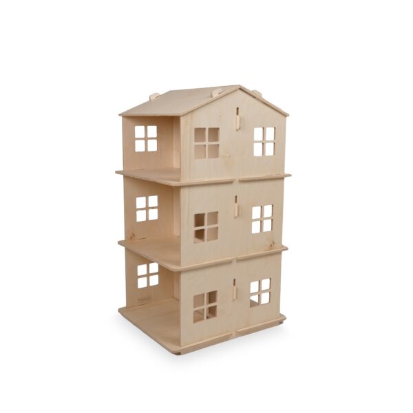 Een houten poppenhuis met drie verdiepingen met een eenvoudige, natuurlijke houten afwerking. Het heeft meerdere open kamers en vierkante ramen op elk niveau, wat zorgt voor gemakkelijke toegang en spel.