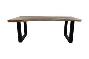 Een houten tafel met een natuurlijke, ongelijke rand en een glad oppervlak, ondersteund door zwarte metalen poten die open rechthoeken vormen. Het hout heeft een lichtbruine kleur met zichtbare nerfpatronen die over het blad lopen.