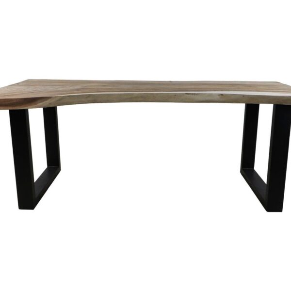 Een houten tafel met een natuurlijke, ongelijke rand en een glad oppervlak, ondersteund door zwarte metalen poten die open rechthoeken vormen. Het hout heeft een lichtbruine kleur met zichtbare nerfpatronen die over het blad lopen.