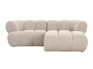 Een moderne beige sectionele bank met een gecapitonneerd design, met ronde en zachte kussens. Het heeft een strakke, eigentijdse look en is geplaatst tegen een effen witte achtergrond.