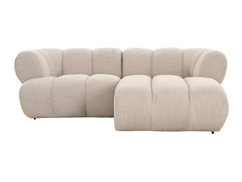 Een moderne beige sectionele bank met een gecapitonneerd design, met ronde en zachte kussens. Het heeft een strakke, eigentijdse look en is geplaatst tegen een effen witte achtergrond.