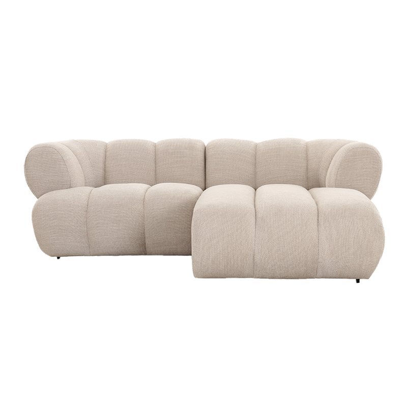 Een moderne beige sectionele bank met een gecapitonneerd design, met ronde en zachte kussens. Het heeft een strakke, eigentijdse look en is geplaatst tegen een effen witte achtergrond.