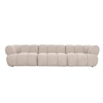 Een lange, moderne beige sectionele bank met pluche, gecapitonneerde kussens en een lage rugleuning, gezien vanaf de voorkant. Het heeft een minimalistische en eigentijdse stijl, geschikt voor een ruime woonkamer.