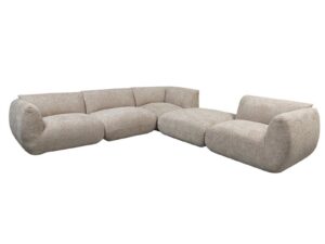 De Amsterdam 2.5 Seater + Ottoman White Glyphs is een moderne, modulaire hoekbank met ronde, dikke kussens en lage armleuningen, gerangschikt in een L-vorm op een witte achtergrond.