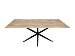 Een rechthoekige houten tafel met een natuurlijke afwerking aan de bovenkant en een modern zwart metalen onderstel met een stervormig ontwerp met vier schuine poten die in het midden samenkomen.