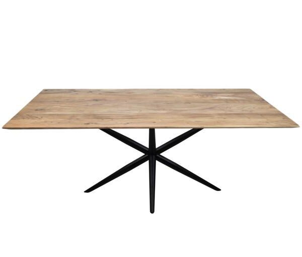 Een rechthoekige houten tafel met een natuurlijke afwerking aan de bovenkant en een modern zwart metalen onderstel met een stervormig ontwerp met vier schuine poten die in het midden samenkomen.