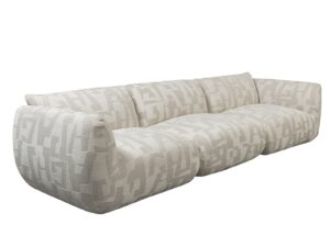 Een moderne, lichtbeige sectionele bank met een geometrisch patroon. De bank heeft een rond, gewatteerd ontwerp met drie secties, wat zorgt voor een strakke en comfortabele uitstraling.