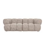 Een eigentijdse, pluche beige bank met een getextureerde stof en overdreven, ronde kussens. Het heeft een minimalistisch, modulair ontwerp met zachte lijnen en een laag profiel, geschikt voor een moderne woonkamer.