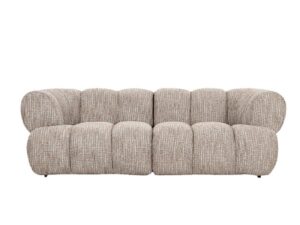 Een eigentijdse, pluche beige bank met een getextureerde stof en overdreven, ronde kussens. Het heeft een minimalistisch, modulair ontwerp met zachte lijnen en een laag profiel, geschikt voor een moderne woonkamer.