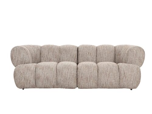 Een eigentijdse, pluche beige bank met een getextureerde stof en overdreven, ronde kussens. Het heeft een minimalistisch, modulair ontwerp met zachte lijnen en een laag profiel, geschikt voor een moderne woonkamer.