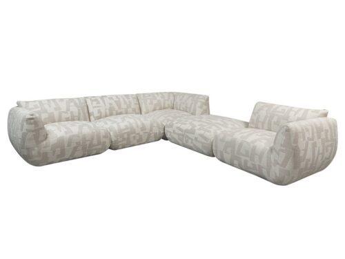 De Amsterdam 5 Parts Corner Sofa White Glyphs is een grote, moderne L-vormige hoekbank met afgeronde, zachte randen en lichte bekleding met een subtiel geometrisch patroon.