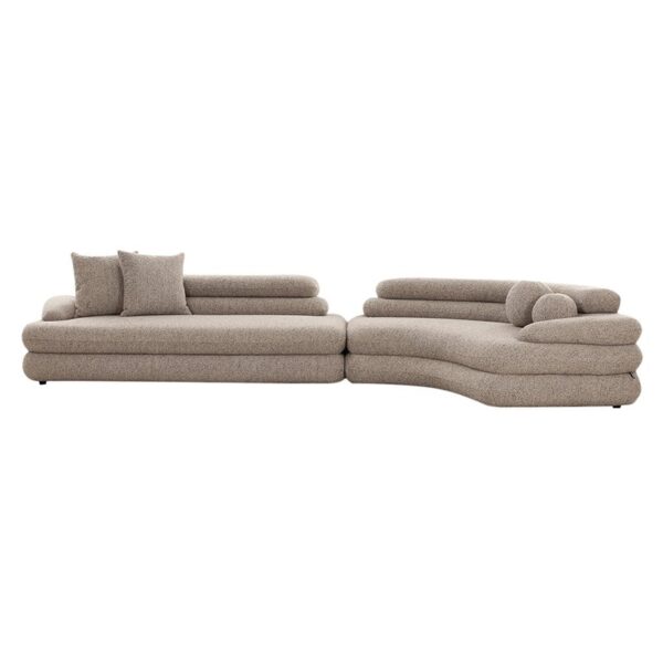 Een moderne, modulaire beige bank met een golvend design. Het heeft twee zitplaatsen, bijpassende kussens en een structuurstof. De bank heeft strakke lijnen en een eigentijdse look, geschikt voor een stijlvolle leefruimte.