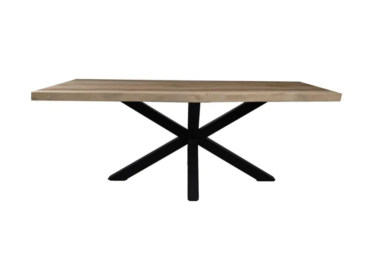 Houten eettafel met een lichtbruin rechthoekig blad en zwarte metalen X-vormige poten. De tafel heeft een eenvoudig, modern design.
