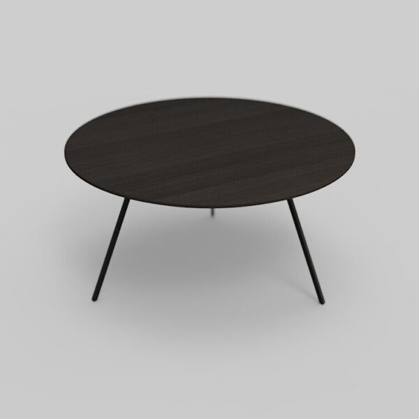 Een ronde, donkere houten tafel met drie slanke, zwarte metalen poten op een lichtgrijze achtergrond.