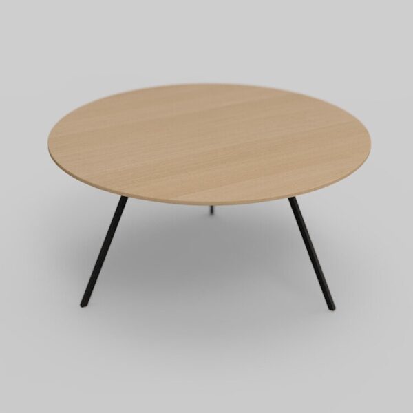 Een minimalistische ronde houten tafel met een glad oppervlak en vier zwarte metalen poten, tegen een effen grijze achtergrond.