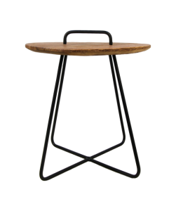 Een klein, rond houten bijzettafeltje met een metalen handvat aan de bovenkant, ondersteund door zwarte metalen poten in een driehoekige vorm.