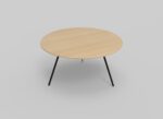 Een minimalistische ronde houten tafel met een lichtbruin blad en slanke zwarte metalen poten tegen een effen grijze achtergrond.