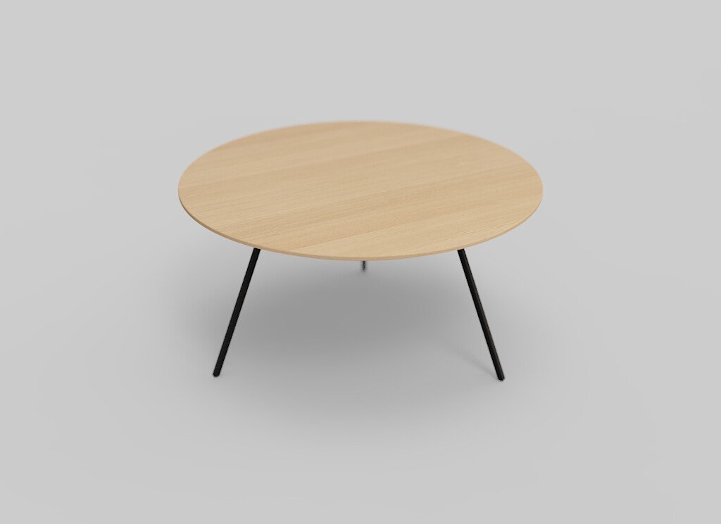 Een minimalistische ronde houten tafel met een lichtbruin blad en slanke zwarte metalen poten tegen een effen grijze achtergrond.