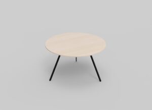 Een kleine, ronde houten tafel met een lichtgekleurd blad en vier slanke, zwarte metalen poten staat tegen een grijze achtergrond.