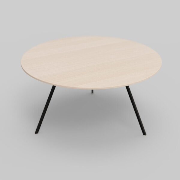 Een minimalistische ronde houten tafel met een lichtbeige blad en slanke zwarte metalen poten, geplaatst tegen een effen grijze achtergrond.