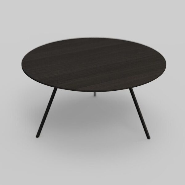 Een minimalistische ronde, zwarte tafel met een plat blad en drie slanke poten tegen een lichtgrijze achtergrond.
