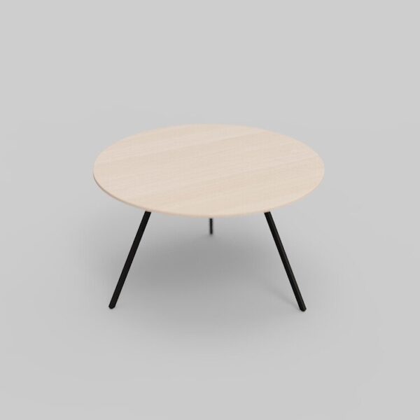 Een minimalistische ronde houten tafel met een lichtgekleurd blad en vier dunne, zwarte metalen poten tegen een effen grijze achtergrond.