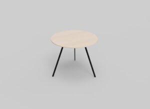 Een kleine, ronde houten tafel met een licht houten blad en drie slanke, zwarte metalen poten tegen een effen grijze achtergrond.