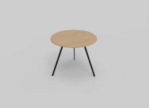Een klein, rond houten tafeltje met drie slanke, zwarte metalen poten, tegen een effen lichtgrijze achtergrond.