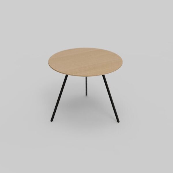 Een klein, rond houten tafeltje met drie slanke, zwarte metalen poten, tegen een effen lichtgrijze achtergrond.