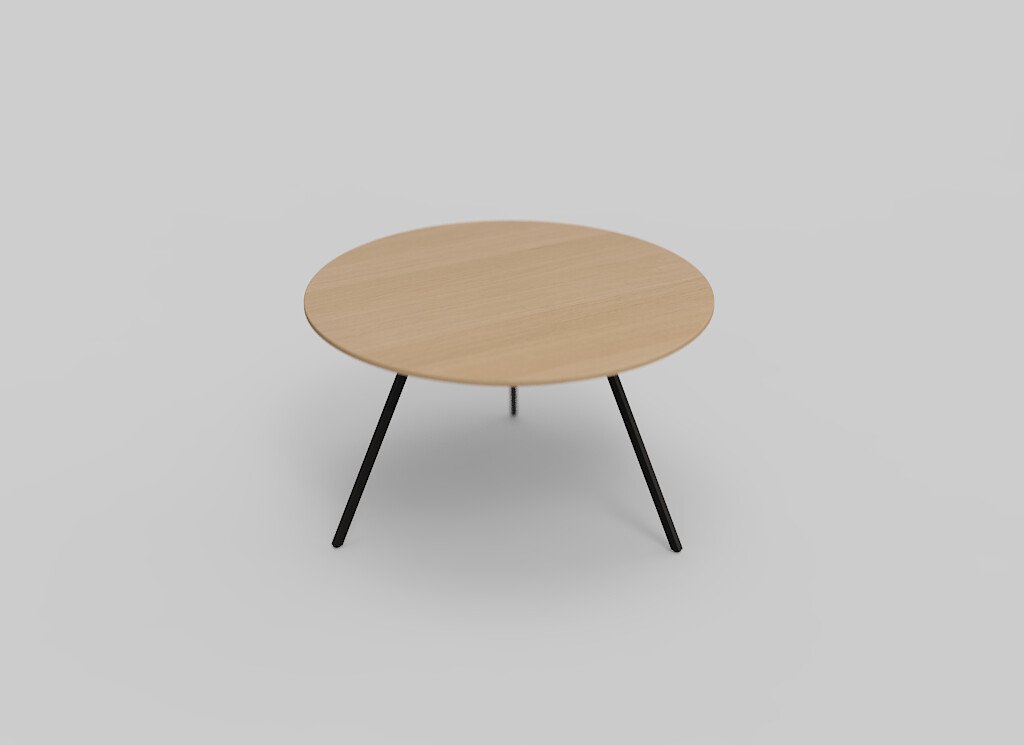 Een ronde, lichte houten tafel met een eenvoudig ontwerp staat in een minimalistische setting. Het heeft vier slanke zwarte poten die naar buiten zijn gericht en het gladde, vlakke tafelblad ondersteunen. De achtergrond is effen en lichtgekleurd.