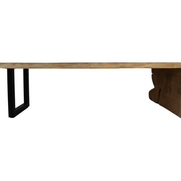 Zijaanzicht van een houten bank met een natuurlijk randontwerp. Het heeft een plat houten oppervlak en twee zwarte metalen poten, wat zorgt voor een moderne, rustieke look. De bank is geïsoleerd op een witte achtergrond, wat de eenvoudige, elegante structuur benadrukt.