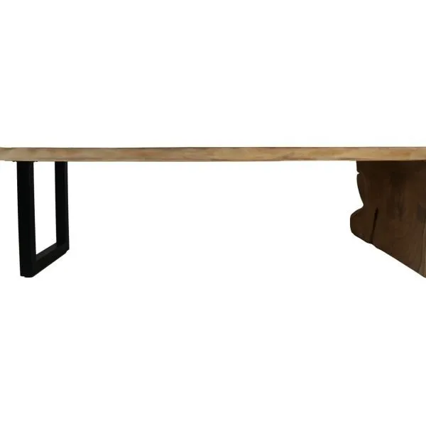 Zijaanzicht van een houten bank met een natuurlijk randontwerp. Het heeft een plat houten oppervlak en twee zwarte metalen poten, wat zorgt voor een moderne, rustieke look. De bank is geïsoleerd op een witte achtergrond, wat de eenvoudige, elegante structuur benadrukt.