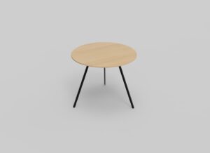 Een kleine, ronde houten tafel met een lichtbruin blad en drie zwarte metalen poten, tegen een effen grijze achtergrond.