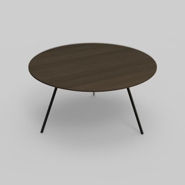 Een ronde, bruine houten tafel met dunne, zwarte metalen poten, tegen een effen witte achtergrond.