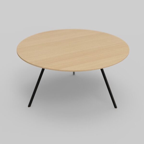 Een ronde houten salontafel met een glad oppervlak, ondersteund door drie slanke zwarte metalen poten, afgezet tegen een effen lichtgrijze achtergrond.