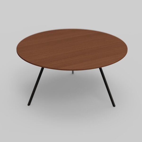 Ronde houten tafel met een glad oppervlak en dunne, zwarte metalen poten, tegen een effen lichtgrijze achtergrond.