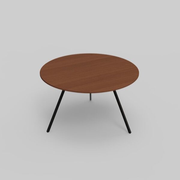 Een ronde houten tafel met een glad oppervlak en vier dunne, zwarte metalen poten tegen een lichtgrijze achtergrond.