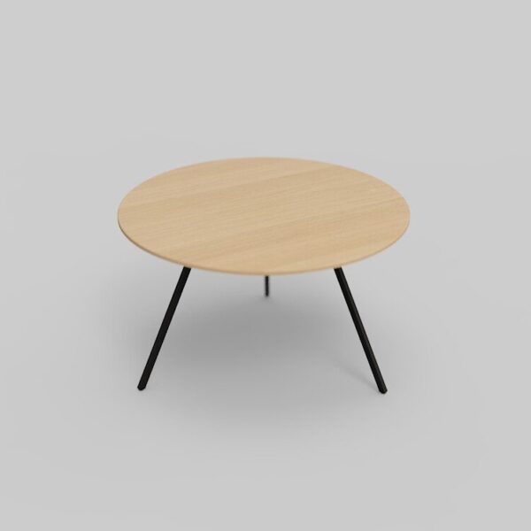 Een ronde houten tafel met een lichte houtafwerking wordt getoond tegen een effen grijze achtergrond. De tafel heeft vier slanke zwarte poten, wat hem een minimalistische en moderne uitstraling geeft.