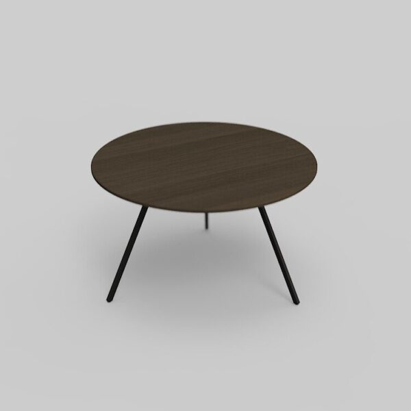 Een minimalistische ronde houten tafel met een donkerbruin blad en drie slanke zwarte poten, tegen een effen, lichtgrijze achtergrond.